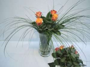 10. Stellen Sie die Rosen nun nach und nach in die Vase und verteilen Sie diese gleichmäßig