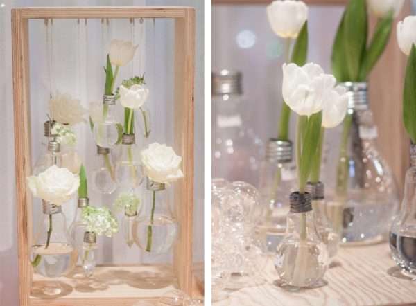 Glühbirnen als Vasen mit weißen Rosen und Tulpen