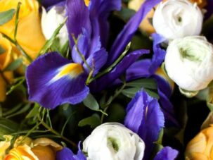 Frühlingsstrauß einfach selbst gemacht - mit Iris, Rosen und Ranunkeln
