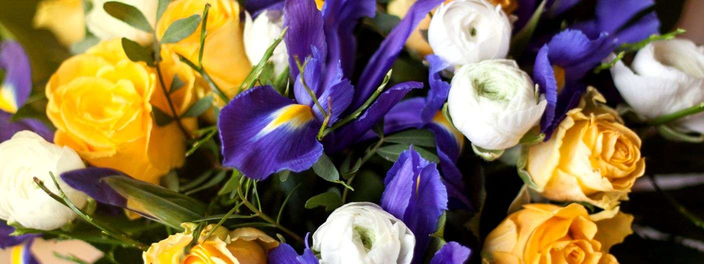 Frühlingsstrauß einfach selbst gemacht - mit Iris, Rosen und Ranunkeln