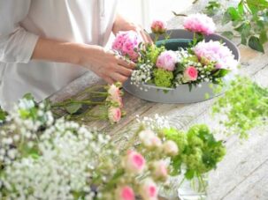Tischdeko selber machen - Sommerliche Blumendekoration mit frischen Pfingstrosen