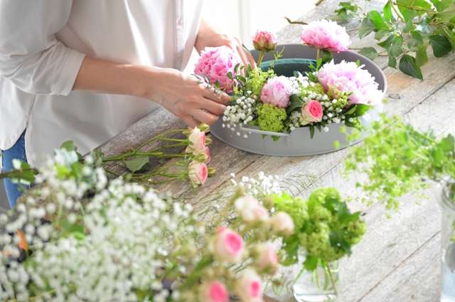 Tischdeko selber machen - Sommerliche Blumendekoration mit frischen Pfingstrosen