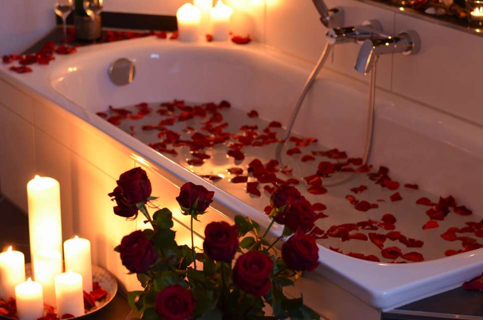 Valentinstags-Idee:  Ein romantisches Bad mit echten Rosenblüten