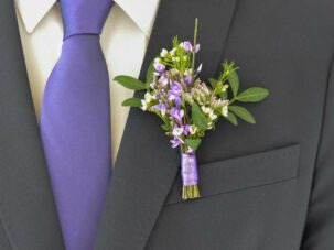Hochzeit in der Trendfarbe Ultra-Violett - Teil 4: Anstecker für den Bräutigam selber machen