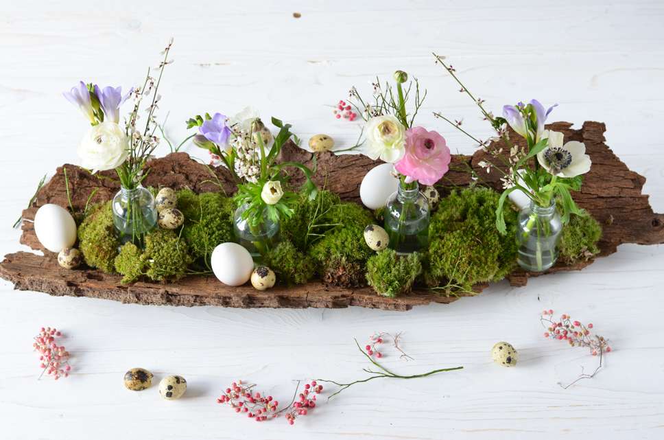 Tischdekoration zu Ostern selber machen – ein frühlingshaftes Gesteck auf Baumrinde