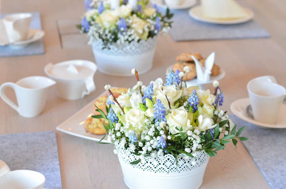 Tischdeko zur Kommunion oder Konfirmation selber machen - Blumendeko in Blau-Weiß