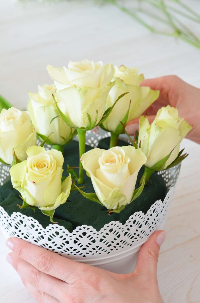 Tischdeko_Kommunion_DIY_Rosen_Steckmasse Tischdeko_Kommunion_DIY_Rosen_Steckmasse