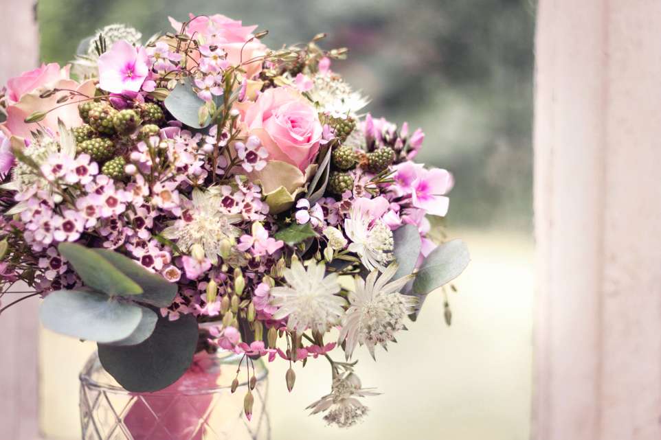 Brautstrauß-Inspiration in Rosa und Weißtönen mit sommerlichen Beeren