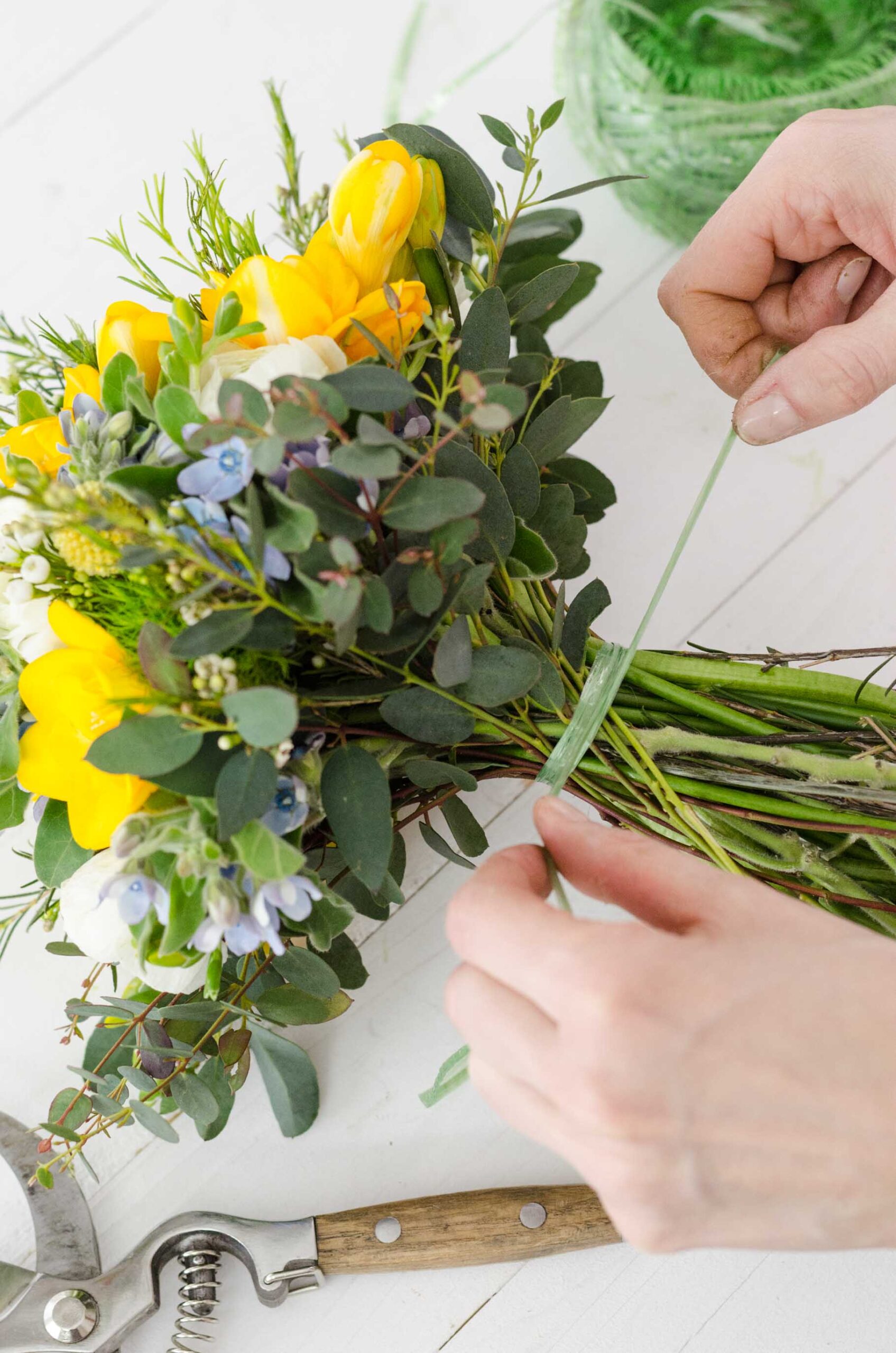Hochzeit_Frühling_Brautstrauss_DIY_Bindebast
