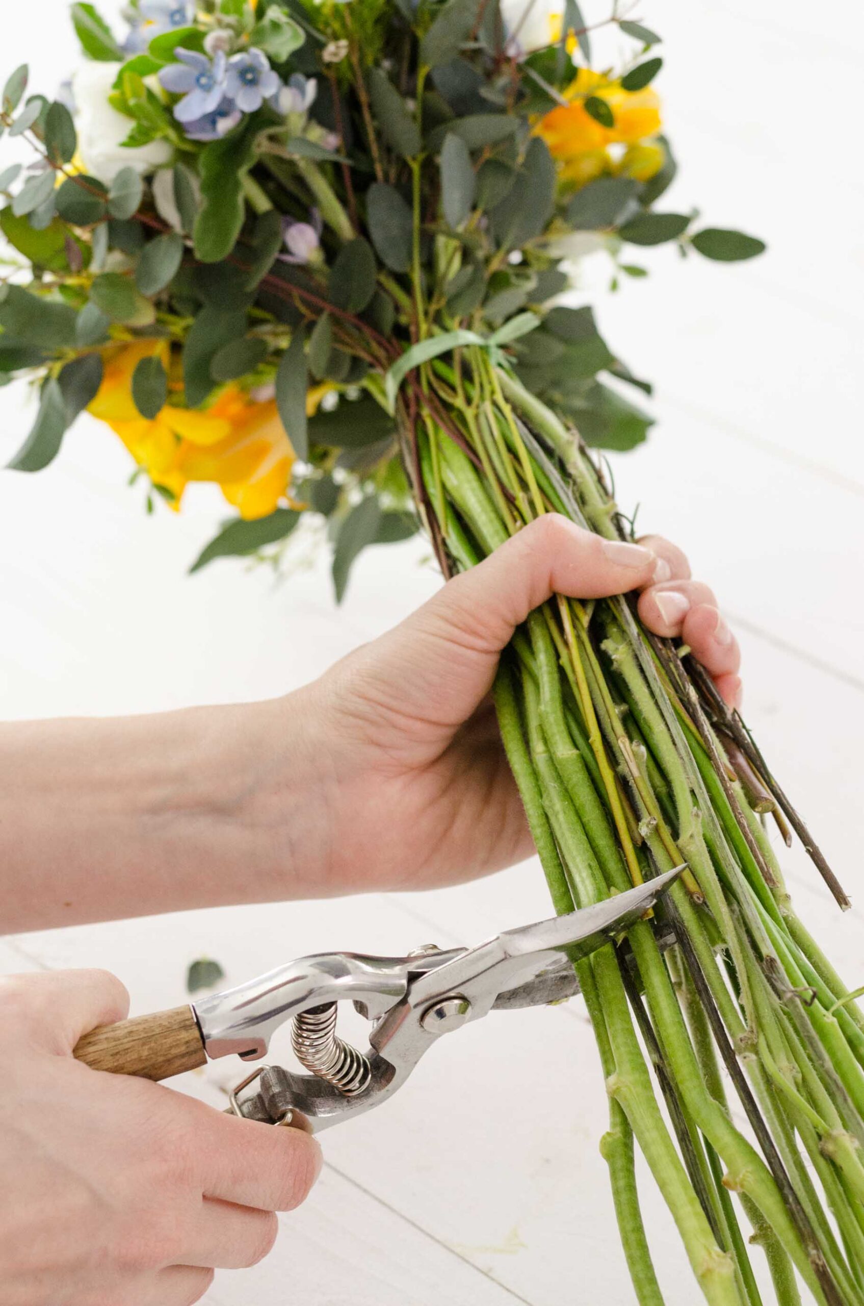 Hochzeit_Frühling_Brautstrauss_DIY_Strauss kuerzen