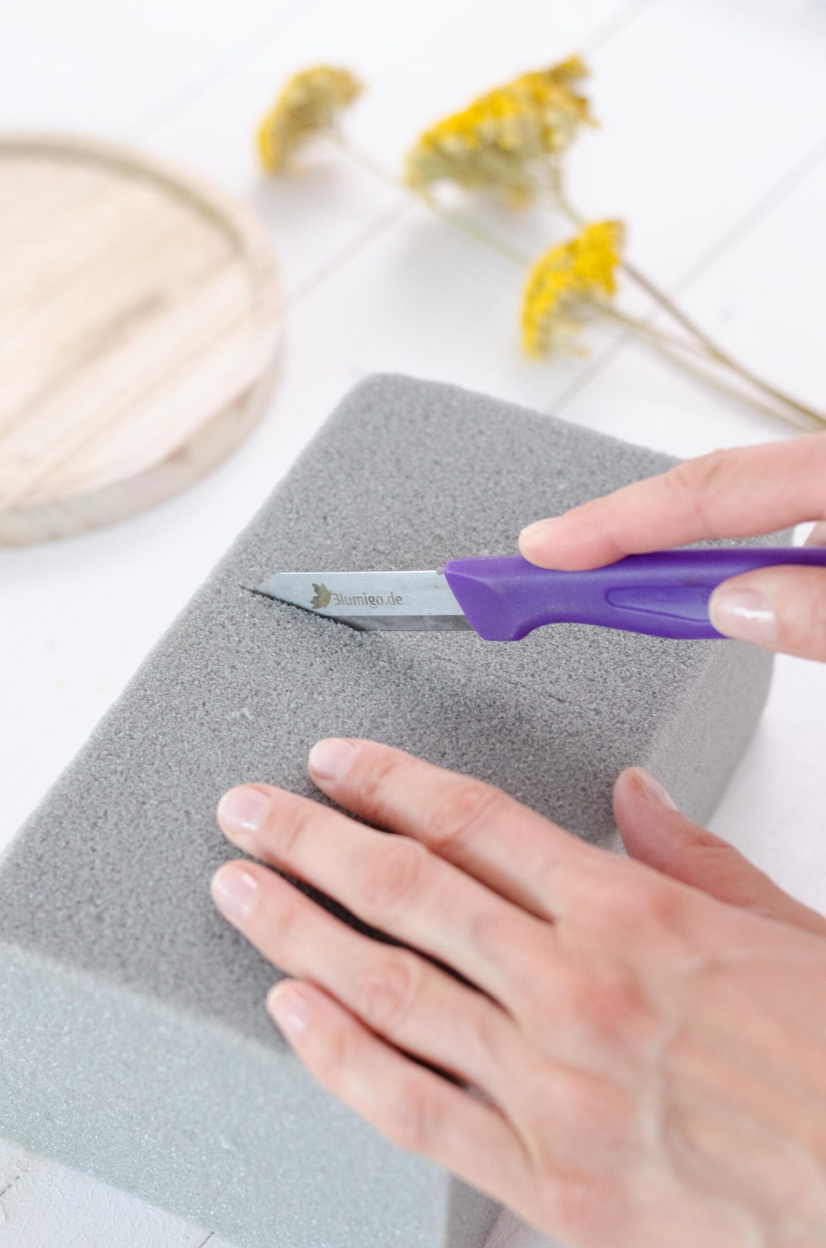 Glasglocke_Trockenblumen_Deko_DIY_Steckschaum_zuschneiden