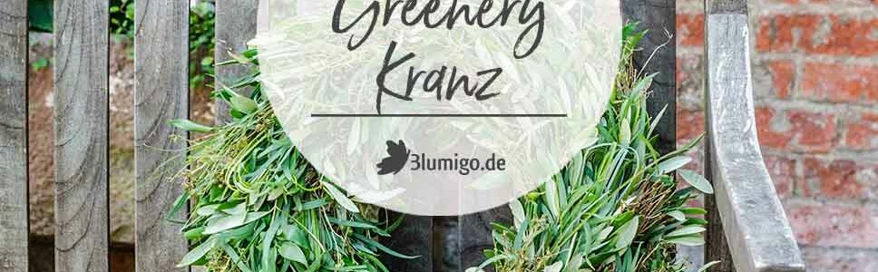 Greenery Kranz auf Holzbank