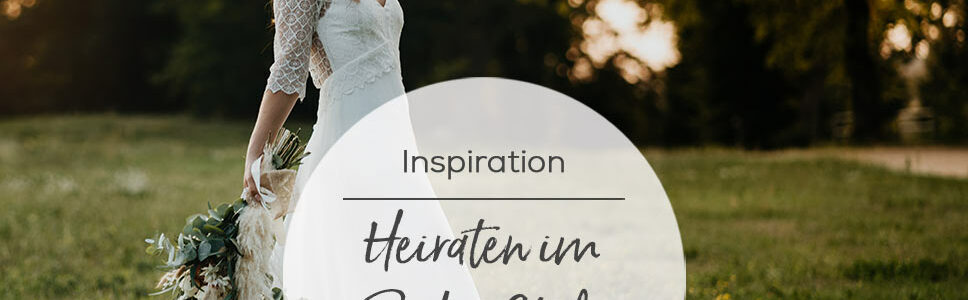Braut im Boho Stil mit Hochzeitskleid und Brautstrauß aus Trockenblumen und Schnittblumen