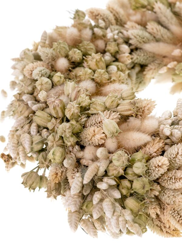 Ein Trockenblumenkranz mit saisonal gemischten Trockenblumen im Detail