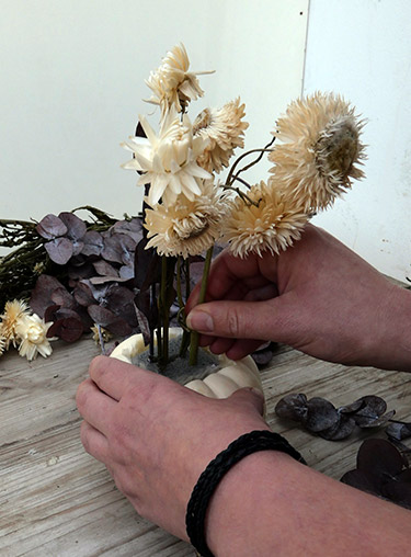 Trockenblumen in Kürbis Steckschaum stecken
