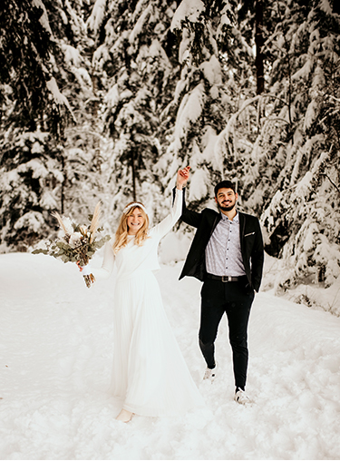 Hochzeit im Schnee Braut und Bräutigam im schneebedeckten Wald
