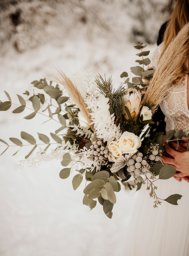 Brautstrauß in Nahaufnahme mit Eukalyptus und Trockenblumen