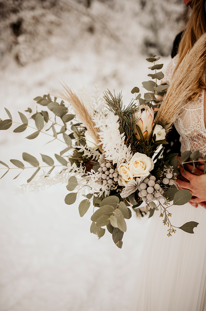 Brautstrauß im Winter mit Eukalyptus, Pampasgras und Protea