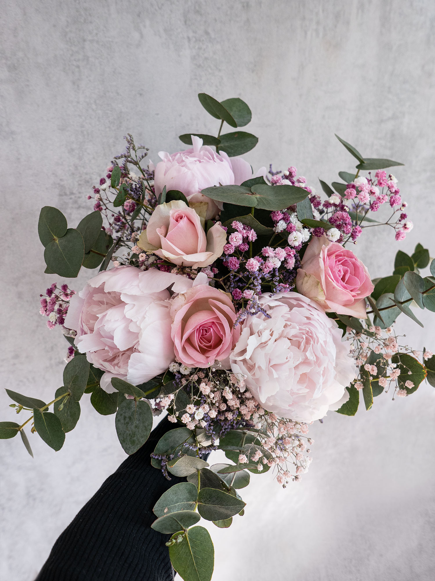 Das Sweatheart Bouquet hat eine sehr romantische und feminine Wirkung und ist das perfekte Geschenk für Deine Liebsten.

Die Kombination aus zarten Blüten und gefärbtem Schleierkraut in kräftigem Pink verleiht dem Bouquet einen modernen Twist. Der silber-grüne Eukalyptus sorgt für eine elegante und beruhigende Note.

Du hast die Möglichkeit, die Blumen als Strauß zu binden oder sie in deiner Lieblingsvase zu arrangieren und deinem Zuhause einen romantischen Touch zu verleihen. Kreiere mit diesem Bouquet deine eigenen floralen Meisterwerke und erfreue dich an der Schönheit der Natur!

 