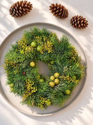 Zierkranz „Zypressengrün“ mit Eukalyptusbeeren – 27 - 30 cm